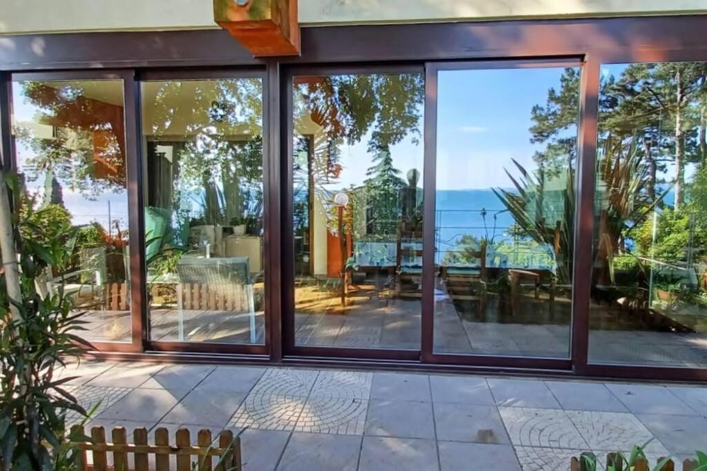 Brezza Marina - Appartamento In Villa Fronte Mare Triëst Buitenkant foto