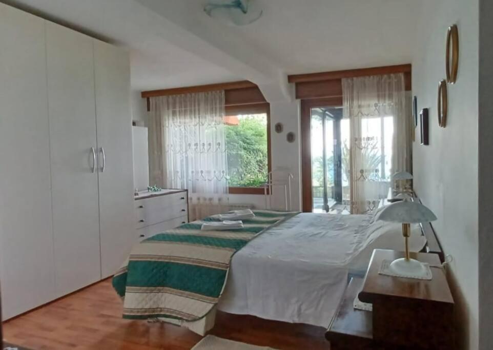 Brezza Marina - Appartamento In Villa Fronte Mare Triëst Buitenkant foto