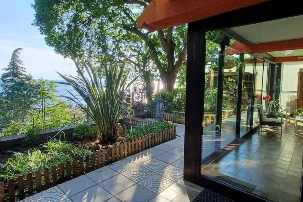 Brezza Marina - Appartamento In Villa Fronte Mare Triëst Buitenkant foto