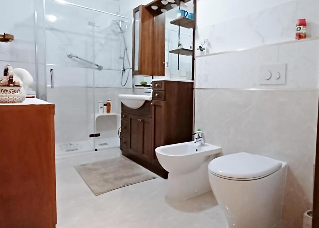 Brezza Marina - Appartamento In Villa Fronte Mare Triëst Buitenkant foto