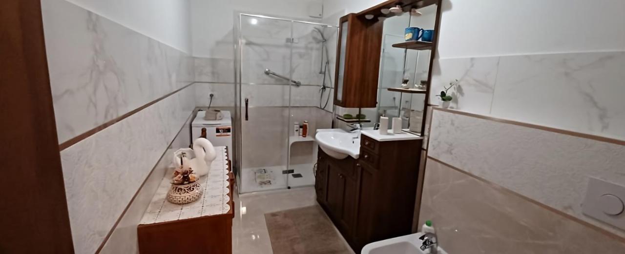 Brezza Marina - Appartamento In Villa Fronte Mare Triëst Buitenkant foto